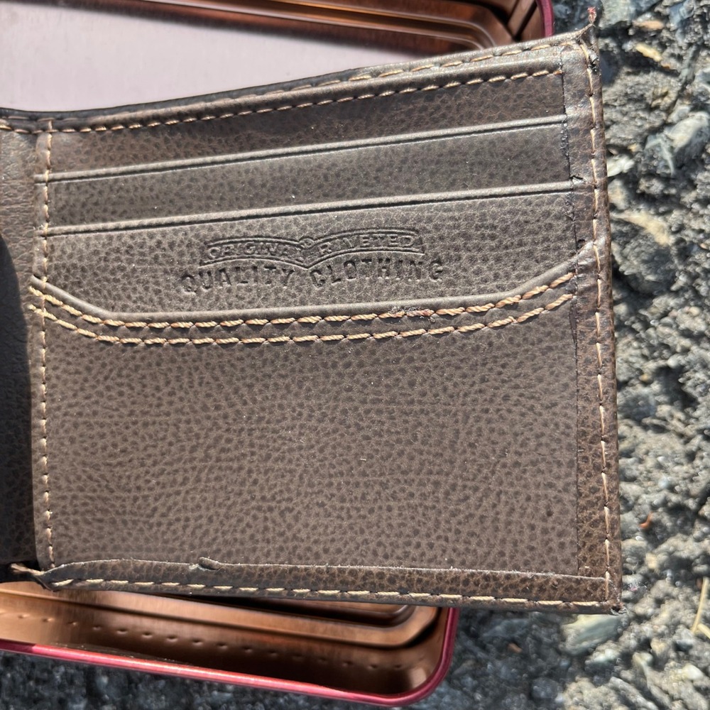 Levis Mens Brown Bifold Wallet with ID Window and Collector Tin 31LV130032